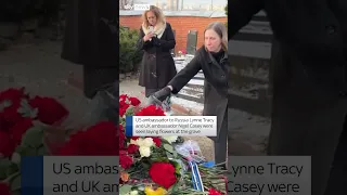 Tributes one year after Navalny&#39;s death