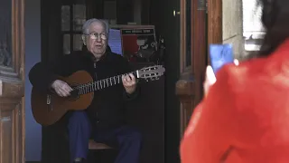 INVENTIVA &quot;Tata&quot; Cedrón regala &quot;Canciones al paso&quot; como elogio de &quot;la inventiva popular&quot;