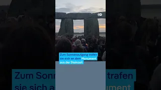 Dutzende begrüßen den Frühling in Stonehenge | DW Nachrichten