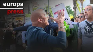 MONUMENTAL RES Unos 40 proanimalistas protestan ante la plaza Monumental de Barcelona contra un acto taurino