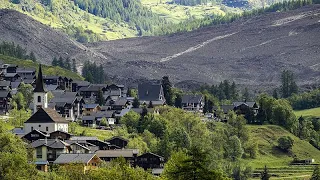 Riprese aeree mostrano un villaggio alpino sepolto dalla frana del ghiacciaio Birch