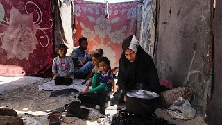 Attacchi israeliani causano sfollamenti di massa a Gaza, aumentano le vittime