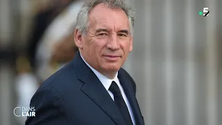 Bayrou : déjà affaibli ? - Reportage #cdanslair du 23.12.2024