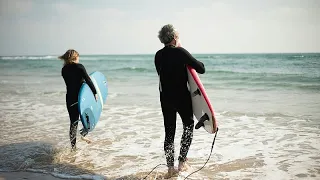 Gli anziani di Klaipėda scoprono il bodyboarding sulla costa baltica