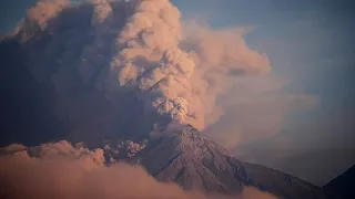 Il vulcano Fuego in Guatemala erutta: le autorità chiedono l&#39;evacuazione di 30.000 persone