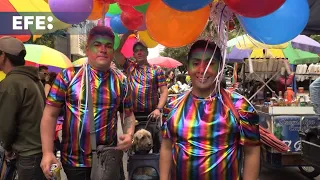 La comunidad LGTBI viste a Bogotá con los colores del arcoíris en la Marcha del Orgullo