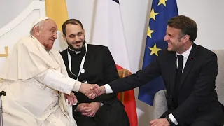 Papa Francesco incontra Macron in Corsica: è la prima visita di un Pontefice sull&#39;isola