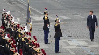 Francia celebra la parata militare annuale del Giorno della Bastiglia a Parigi