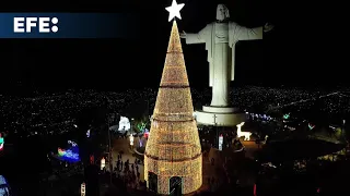 La Navidad ilumina Cochabamba con el encendido del Cristo de la Concordia y un árbol de 42 metros