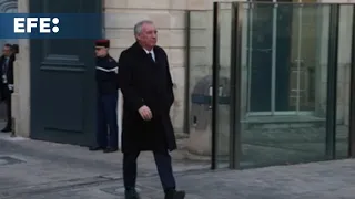 Bayrou nombra un gobierno continuista e incorpora al ex primer ministro Manuel Valls