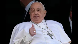 Papa Francesco saluta e benedice i fedeli dal policlinico Gemelli