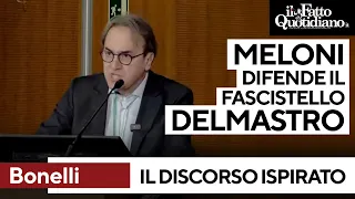 Bonelli contro Meloni: &quot;Difende il fascistello Delmastro. Si sente puzza di ventennio&quot;