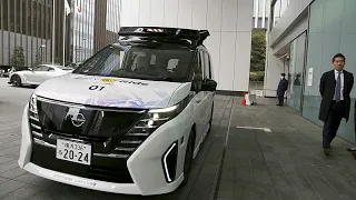 Selbstfahrendes Auto navigiert mit modernster Technologie durch die Straßen von Yokohama