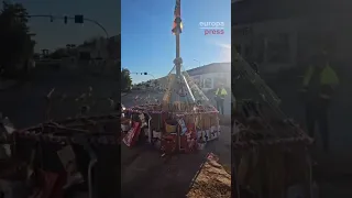 Vecinos de Aldaia improvisan un árbol de Navidad en una rotonda destrozada por la dana