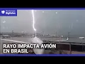 El momento en que un rayo impacta un avión en un aeropuerto de Brasil