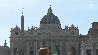 GUARDA IN DIRETTA: Piazza San Pietro in seguito alla morte di Papa Francesco