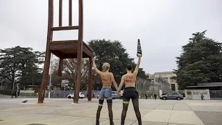 No Comment : des Femen militent contre la guerre en Ukraine