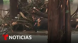 Continúa la búsqueda de los desaparecidos por las inundaciones en Texas y rescatan a 850 personas