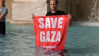 Roms ikonischer Fontanone rot gefärbt aus Protest gegen Italiens Militärabkommen mit Israel