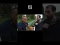 Discussione tra un attivista e un agente di polizia durante una protesta.