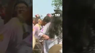 Miles de personas celebraron el jueves el festival hindú Holi en Katmandú, Nepal #NoComment