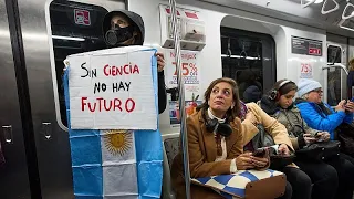 Scienziati in Argentina marciano contro i tagli di Milei al budget per la ricerca