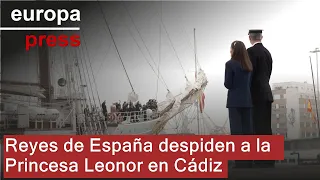 Los Reyes despiden emocionados a la Princesa Leonor, que zarpa en el Juan Sebastián Elcano