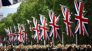 Migliaia di persone a Londra per l&#39;80esimo anniversario del Ve Day: presenti i principi di Galles