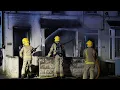 En images, maisons et véhicules incendiés lors d'une émeute anti-immigration en Irlande du Nord