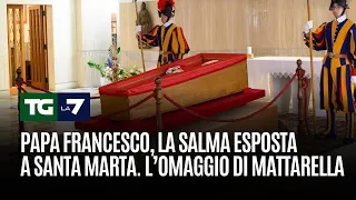 Papa Francesco, la salma esposta a Santa Marta. L’omaggio di Mattarella