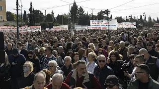 Dos años después de la catástrofe ferroviaria de Tempi, los manifestantes griegos exigen re…