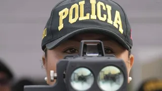 No Comment: Grinch-Polizist verhaftet Drogenhändler in Peru