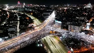 Studenti universitari serbi occupano le strade di Belgrado contro il crollo della tettoia della…