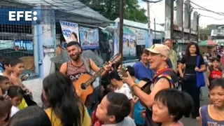 Manu Chao arranca sonrisas y mucho baile a afectados por un incendio en Manila