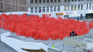 MARKS AND SPENCER GRP. ORD 1P Spencer Tunick déshabille Melbourne