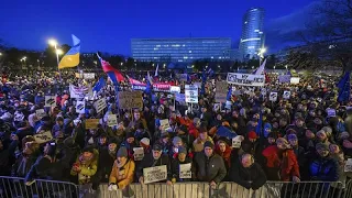 Des milliers de Slovaques manifestent contre la politique pro-Moscou de Robert Fico