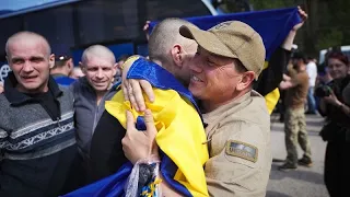 Moscou et Kyiv ont débuté leur plus grand échange de prisonniers depuis le début de la guerre