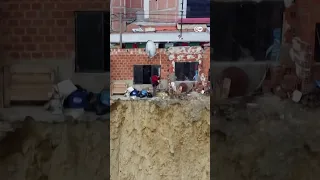 Piden a bolivianos que abandones “casas suicidas” ubicadas al borde de un precipicio