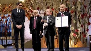 Überlebende der Atombombenangriffe auf Japan nehmen Friedensnobelpreis an