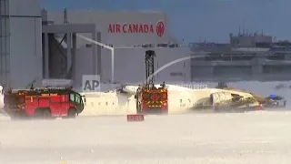 &quot;Hingen wie Fledermäuse&quot; in den Sitzen: Flugzeug überschlägt sich in Toronto