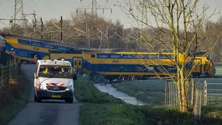 INTERCITY Zugunglück: Intercity prallt mit voller Wucht auf Baukran