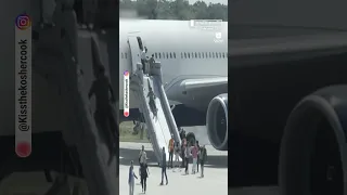 Evacúan de emergencia un avión en llamas en un aeropuerto de Orlando.