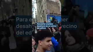 Frenan un desahucio en un edificio de Barcelona