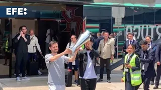 Cientos de personas reciben a la selección de Portugal para celebrar la Liga de Naciones