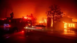 Un vaste incendie ravage la colline de Pacific Palisades à Los Angeles