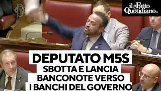 Deputato del M5s lancia banconote in Aula e sbotta: &quot;Prendete anche queste e nascondetevi&quot;