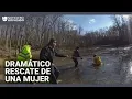 El momento en que una mujer y sus perros son rescatados tras caer a un arroyo parcialmente congelado