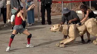 NO COMMENT: Marionetas de tamaño real marchan por los continentes en acción climática