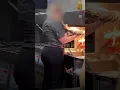 Empleada de McDonald’s es sorprendida secando un trapeador en donde ponen las papas fritas