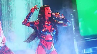 Katy Perry estuvo a punto de caer desde una buena altura en un concierto en California